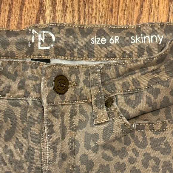New Directions leopard pants, size 6 - Picture 3 of 3